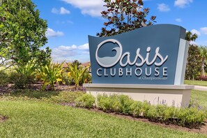 Une enseigne indiquant l’emplacement du club Oasis, à ChampionsGate.