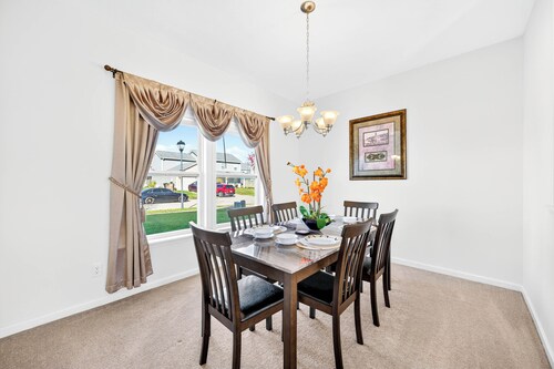 Roadmap Lodging: 4BR, 3-Car Garage, Fenced Yard