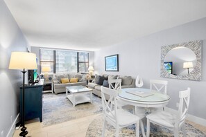 Ein modernes Wohnzimmer mit Sofa, Couchtisch und Esstisch.