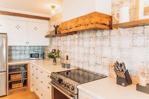 Private kitchen - The Port Loft: Harbour view charm (Yarmouth)