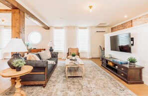 Living area - The Port Loft: Harbour view charm (Yarmouth)