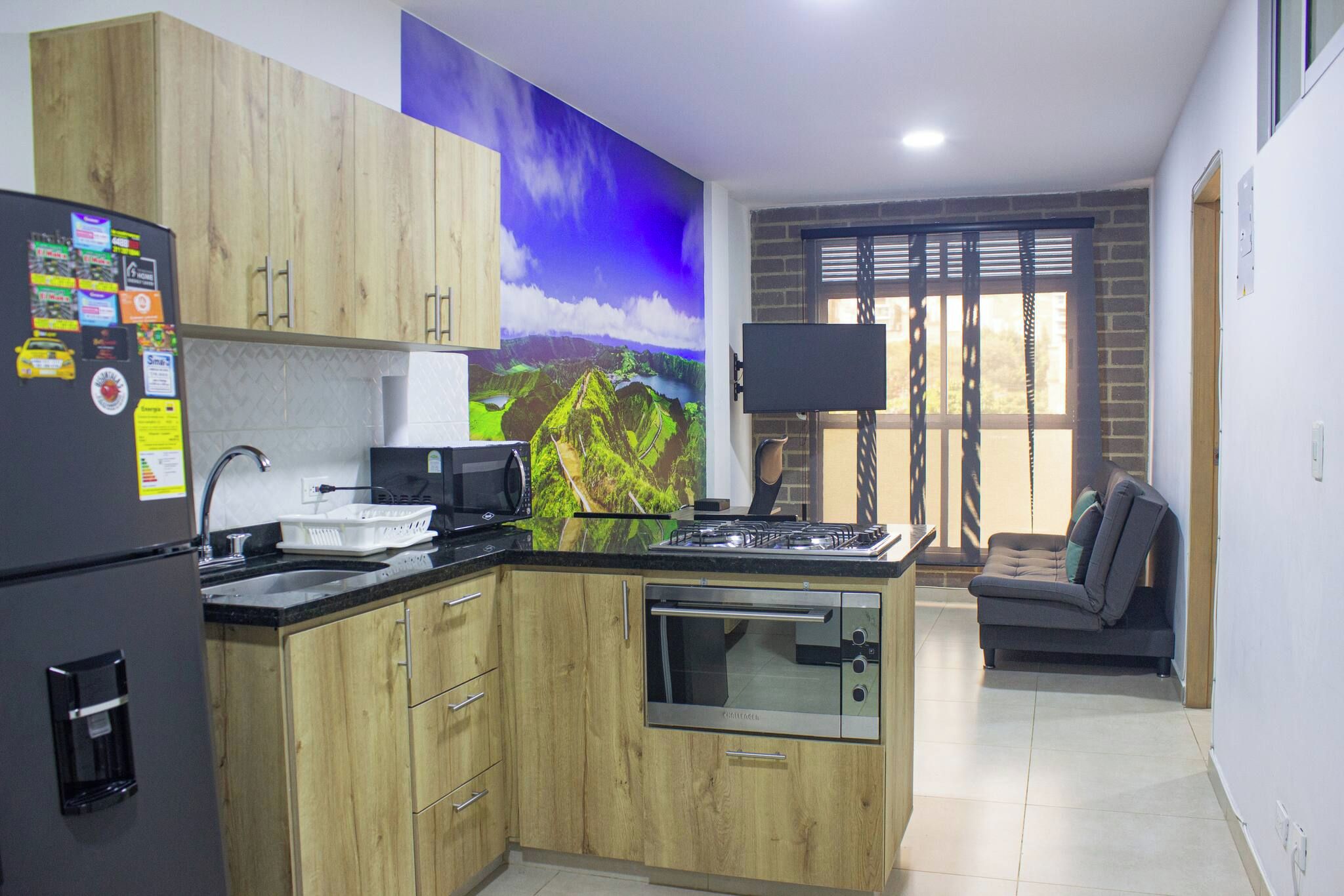 Una cocina moderna con armarios de madera, un microondas integrado y una estufa a gas.