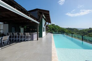 Ein Poolbereich mit Bar und Sitzgelegenheiten.