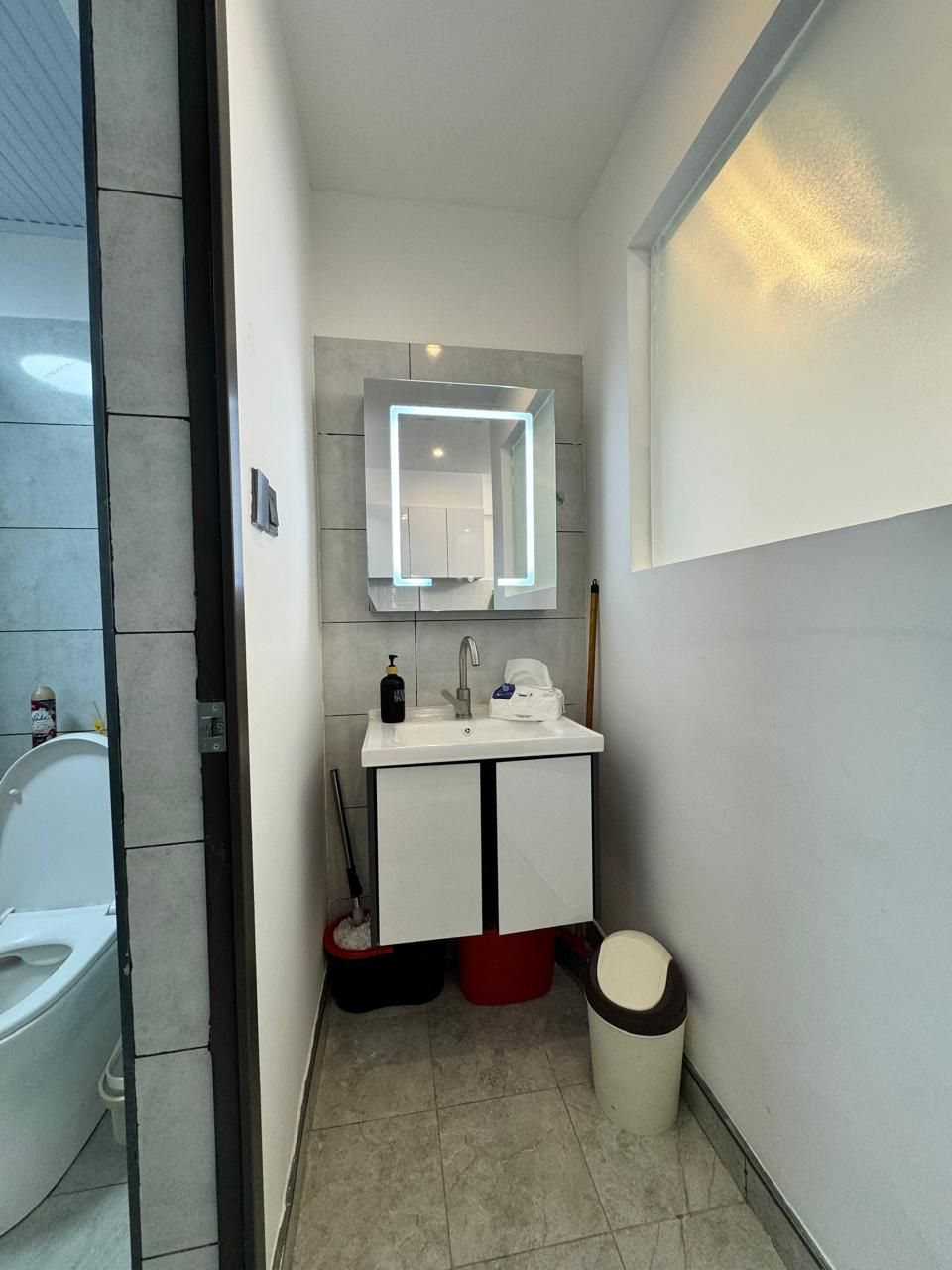 Estudio | Baño | Ducha, artículos de higiene personal gratuitos y secador de pelo