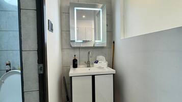 Estudio | Baño | Ducha, artículos de higiene personal gratuitos y secador de pelo