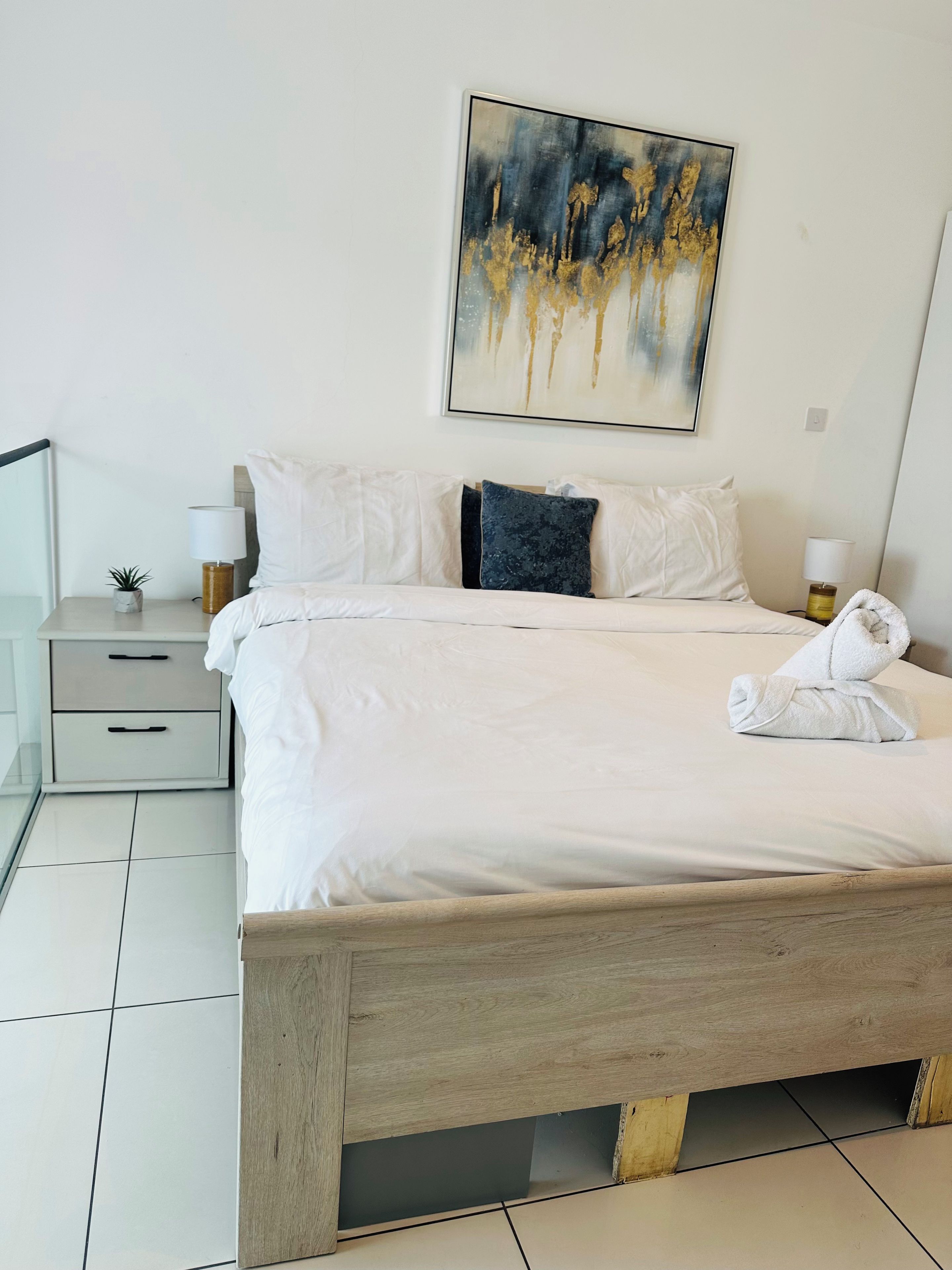 Espacio para trabajar con un portátil y tabla de planchar con plancha