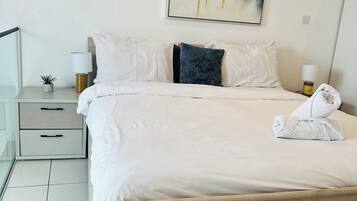 Espacio para trabajar con un portátil y tabla de planchar con plancha