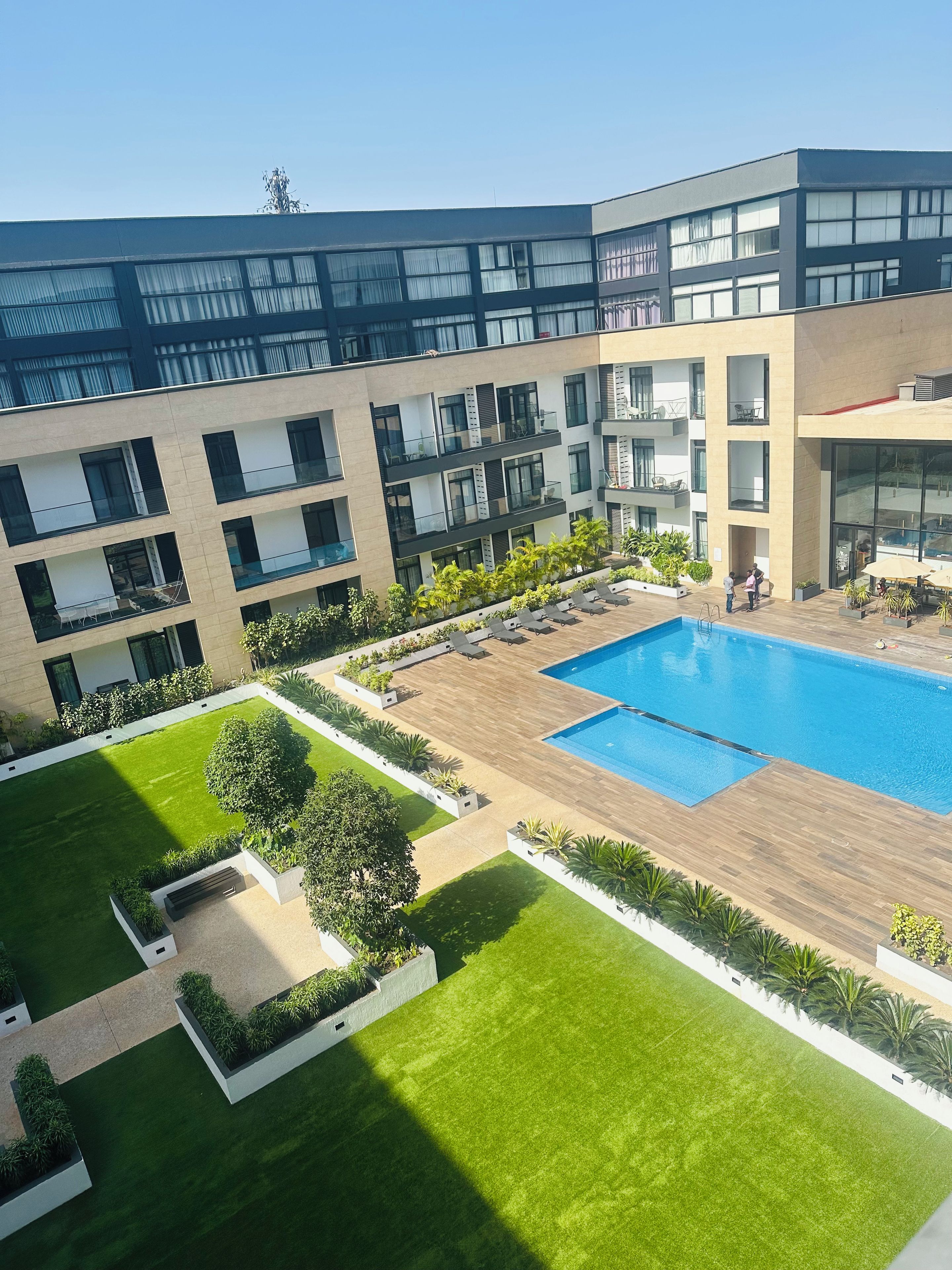 Una piscina al aire libre
