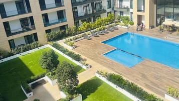 Una piscina al aire libre