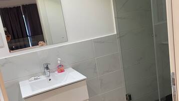 Artículos de higiene personal gratuitos, secador de pelo y toallas
