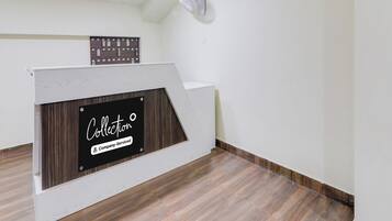 Una recepción con un cartel que dice 'Collection Company-Serviced'.