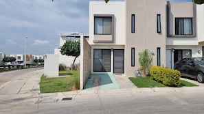 Exterior - Casa Carmin (El Guaje)