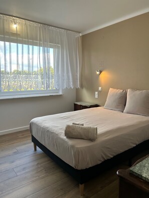 Ferros/tábuas de passar roupa, Wi-Fi de cortesia, roupa de cama
