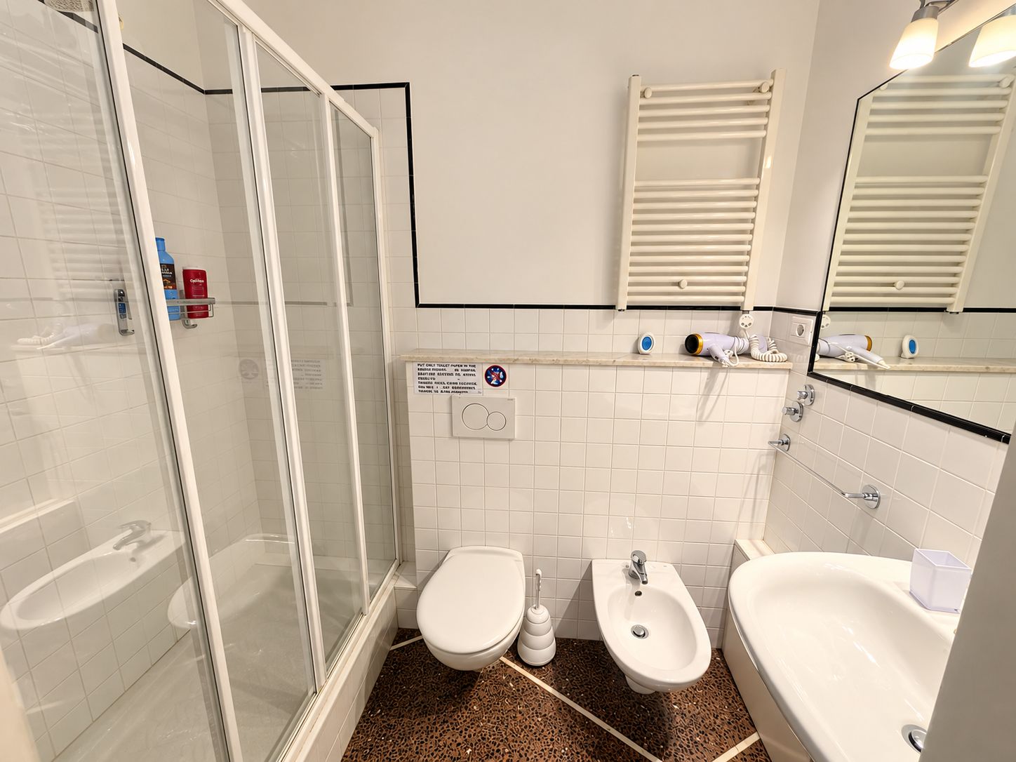 Un baño con ducha, inodoro, bidé y lavabo.