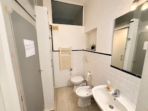 A bathroom with a toilet, bidet, sink, and a towel rack. - Antica Corte Di Pisa Near Train Station (Pisa)