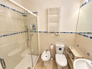 A bathroom with a glass-enclosed shower, a toilet, bidet, and a sink. - Antica Corte Di Pisa Near Train Station (Pisa)
