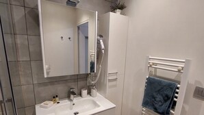 Dusche, Haartrockner, Handtücher, Seife