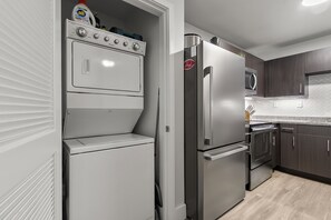 Uma cozinha equipada com forno embutido, geladeira e micro-ondas.
