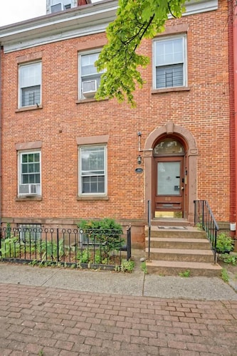 Historic, Spacious & Fun 2BR Apt @ Downtown Albany