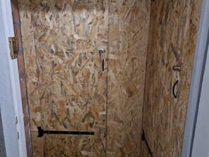 A wooden door with a metal handle and a black metal latch. - Functional studio, mountain view - 4 guests (La Toussuire)
