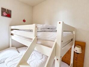 A bunk bed with white bedding and a wooden headboard. - Apartment mountain view - 5 guests (Chamrousse)