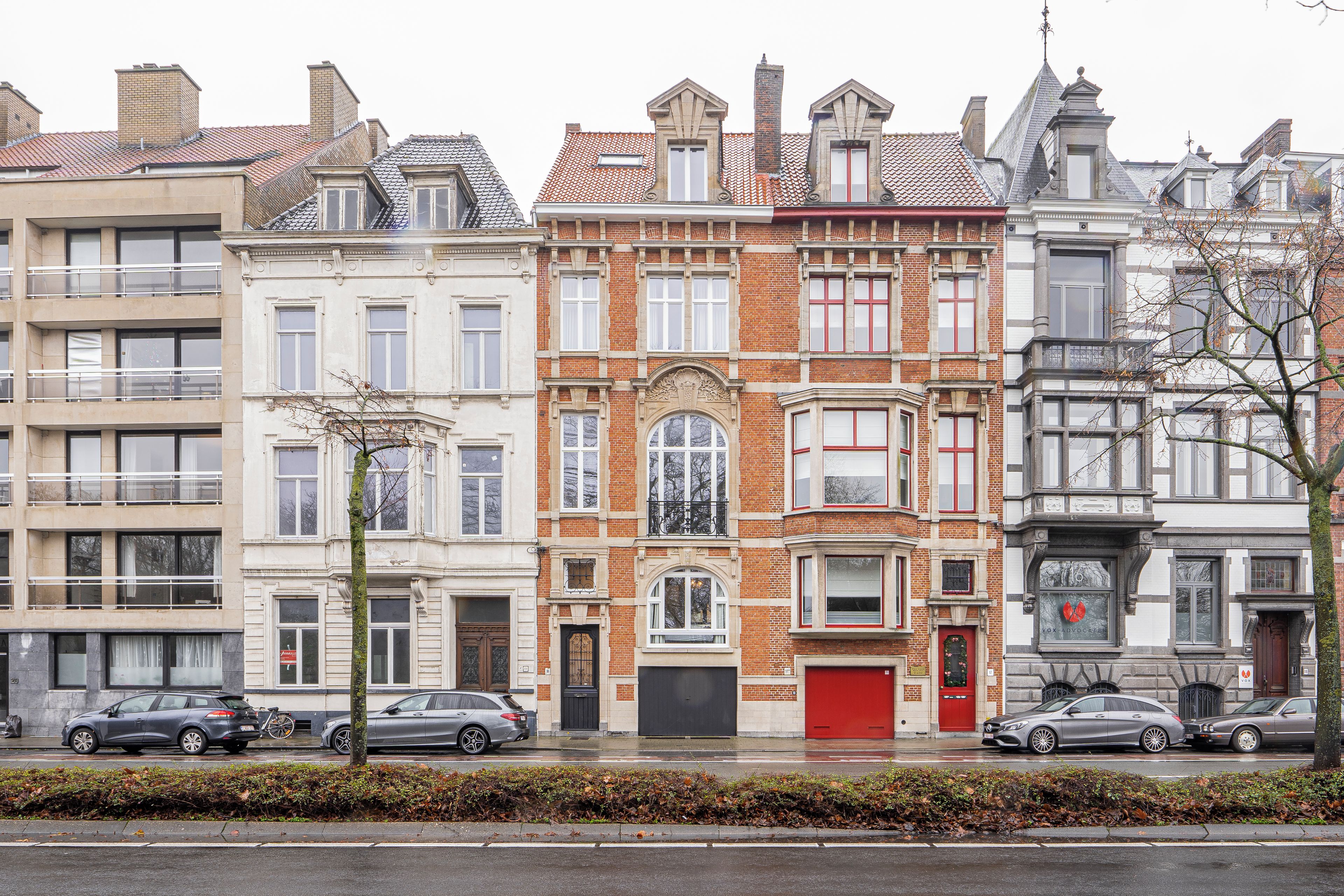 Een rij historische Europese gebouwen met verschillende architectonische details, zoals erkers en decoratieve gevels.