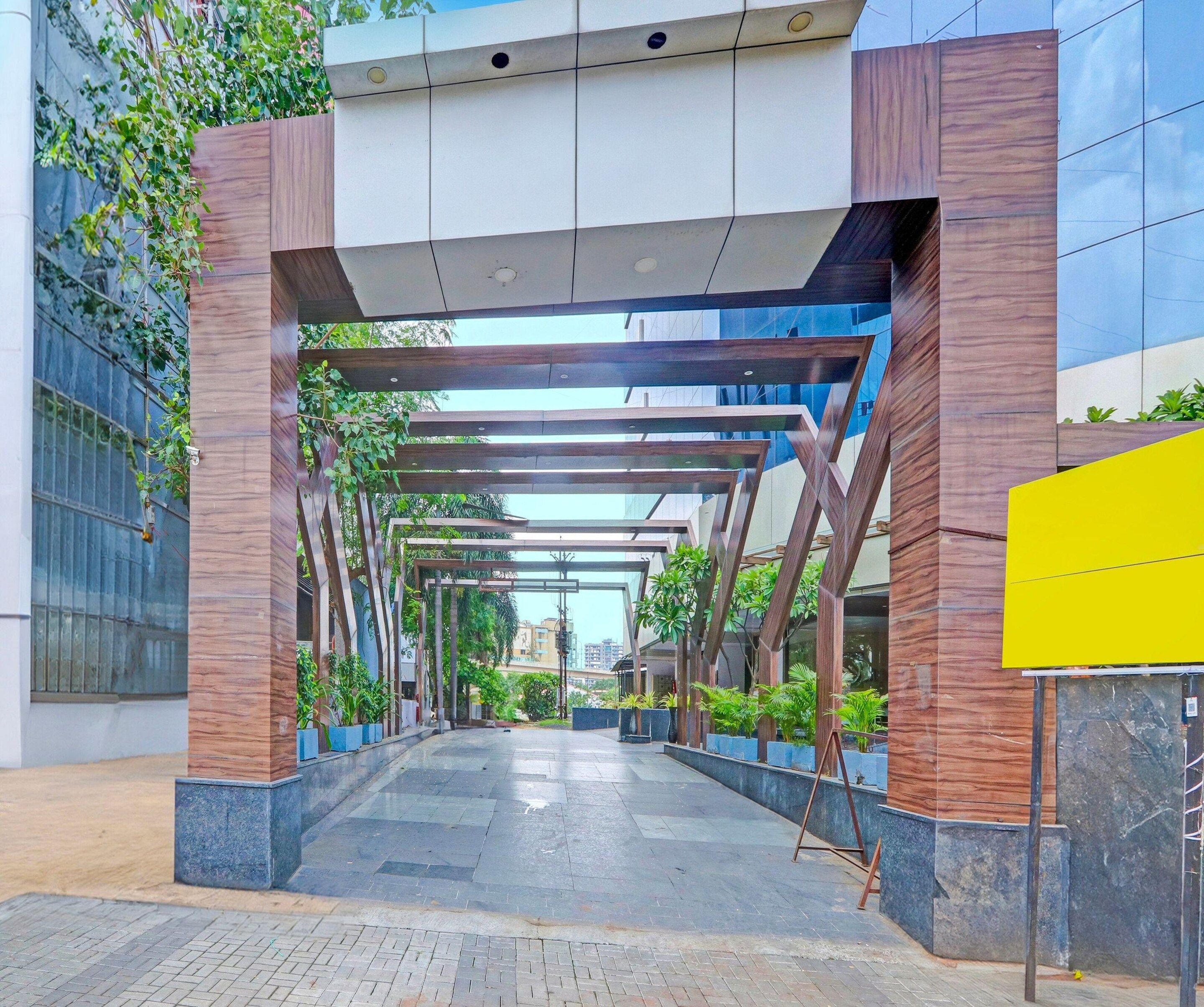 Una pensilina dal design architettonico moderno che conduce all'ingresso di un edificio.