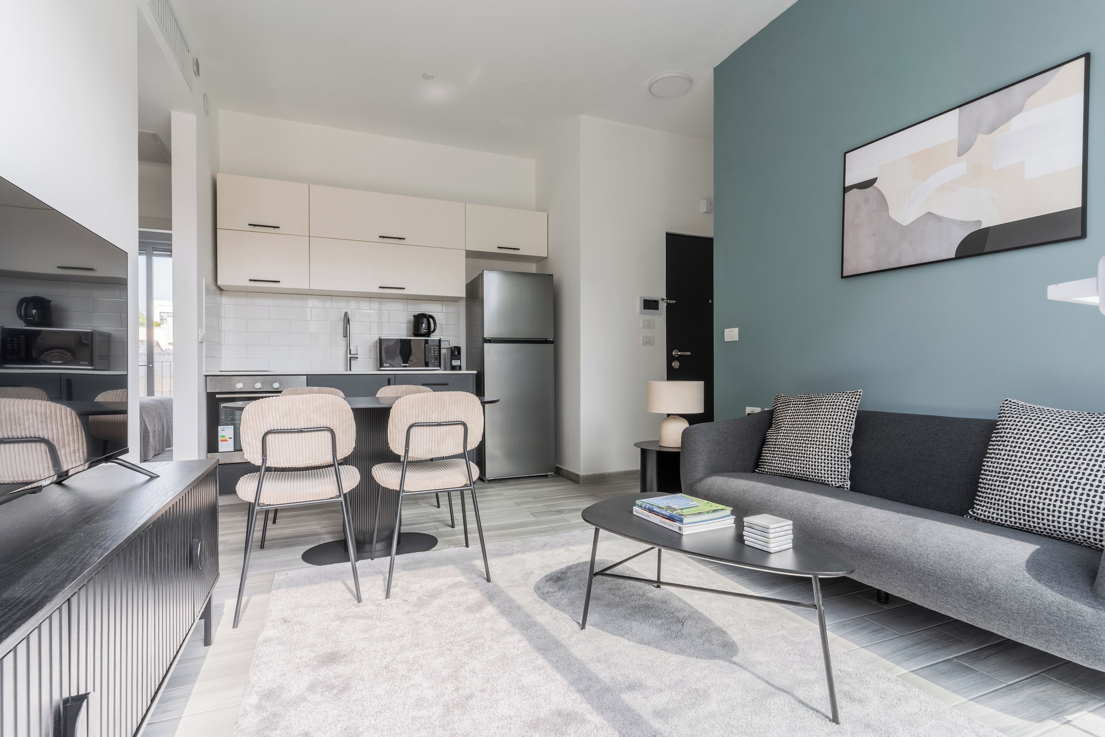 Un apartamento moderno con cocina, comedor y sala de estar.