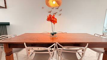 Familienapartment, Veranda, Strandblick | Speisen