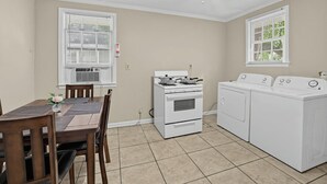Una cucina compatta con fornello, forno e lavasciuga.