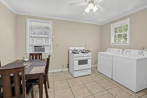 Una cocina compacta con estufa, horno y lavadora-secadora.