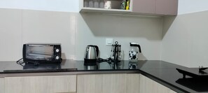 Eine Küche mit Toaster, Wasserkocher und Kaffeemaschine auf der Arbeitsfläche.