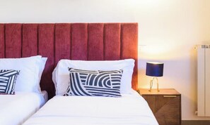 Skrivebord, strykejern/-brett, wi-fi (inkludert) og sengetøy