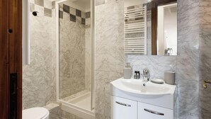 Dusche, Haartrockner, Handtücher, Seife