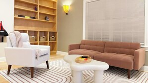 Ein Wohnzimmer mit einem weißen Sessel, einem braunen Sofa, einem weißen Couchtisch und einer Holzeinrichtung mit Körben.