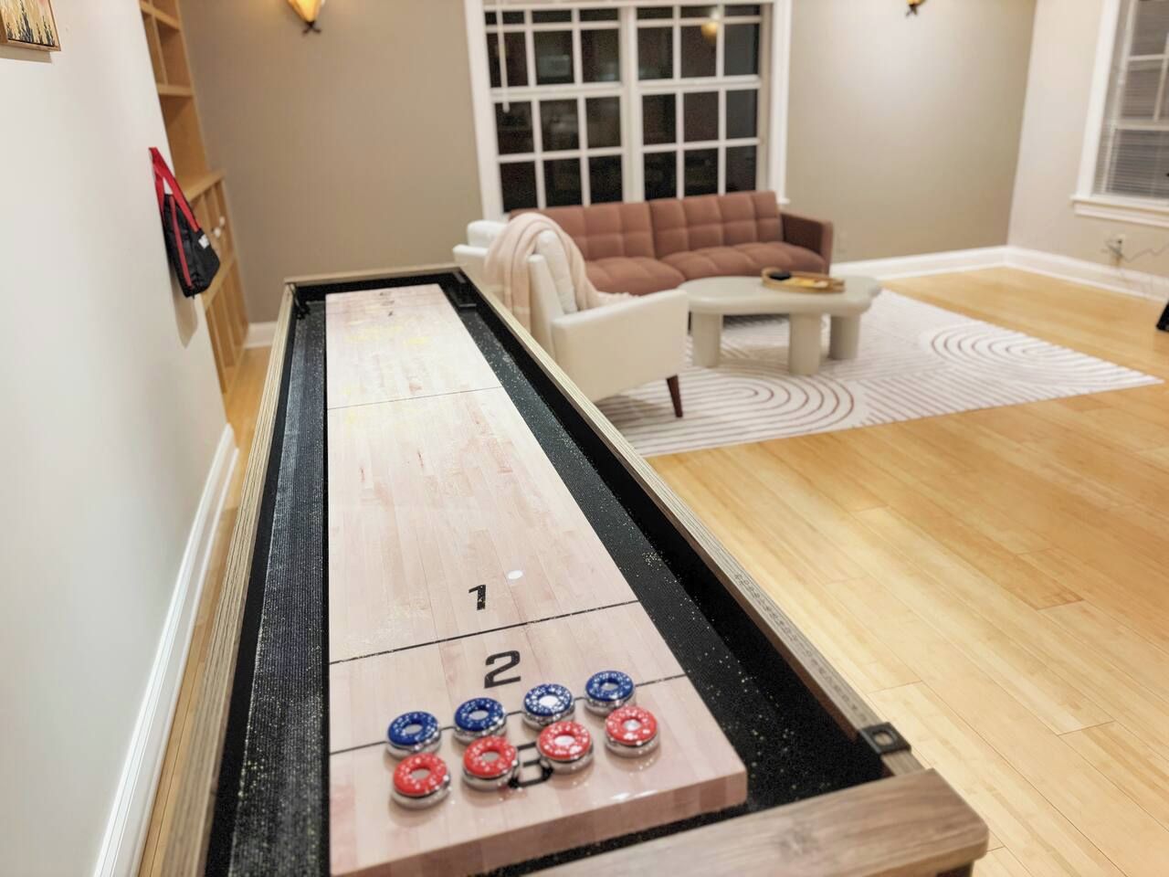 Une table de jeu de palet avec des extrémités numérotées et des palets rouges et bleus.