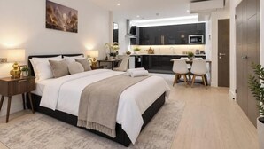 Studio Suite Premier, không hút thuốc, tầng Executive | Bàn, màn/rèm cản sáng, bàn ủi/dụng cụ ủi quần áo 
