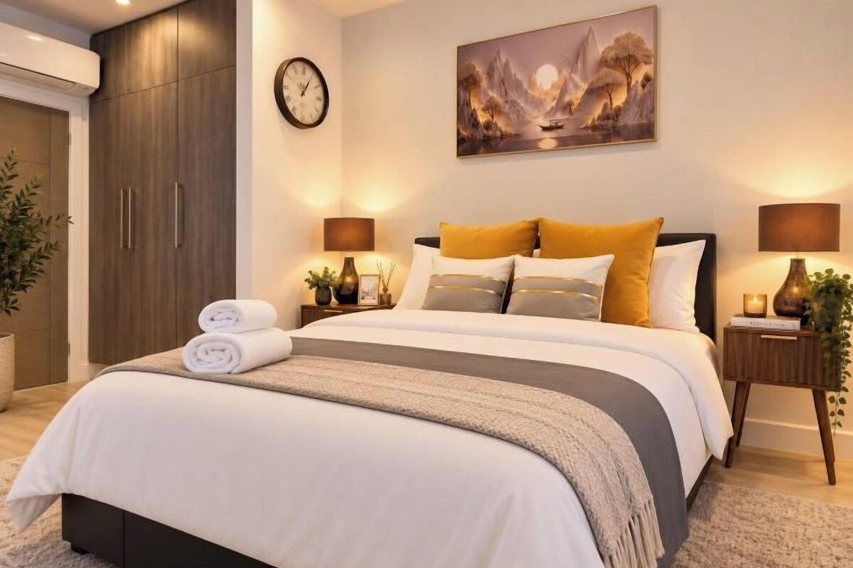 Apartamento premier, vista para o pátio | Escrivaninha, cortinas blackout, ferros/tábuas de passar roupa