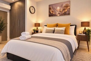 Apartamento premier, vista para o pátio | Escrivaninha, cortinas blackout, ferros/tábuas de passar roupa