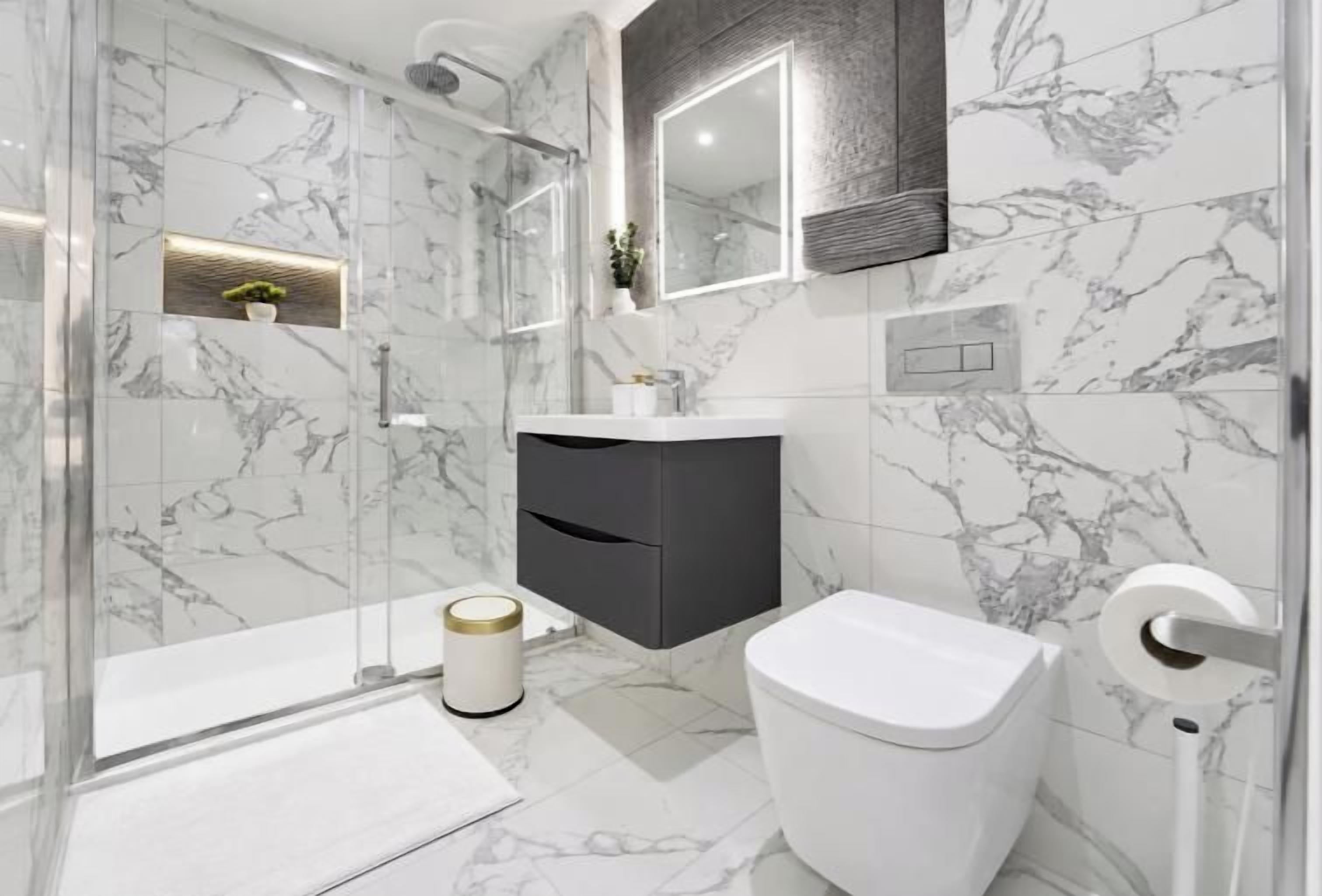 Apartamento premier, vista para o pátio | Banheiro | Produtos de toalete grátis, secador de cabelo, toalhas de banho 