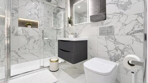 Căn hộ Premier, quang cảnh sân vườn | Phòng tắm | Đồ dùng nhà tắm miễn phí, máy sấy tóc, khăn tắm, xà phòng 
