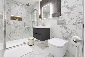 Apartamento premier, vista para o pátio | Banheiro | Produtos de toalete grátis, secador de cabelo, toalhas de banho 