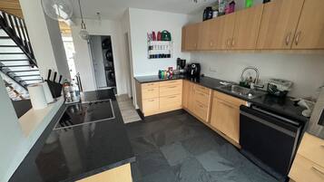 Coffee/tea maker, fridge, microwave, oven