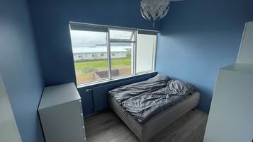 5 bedrooms, WiFi (free), bed sheets