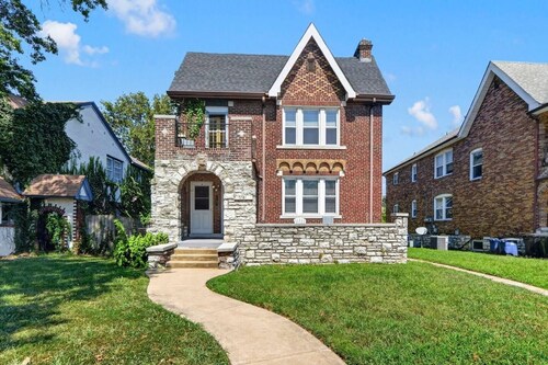 U-City Delmar Entire Duplex, Sleeps 14