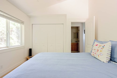 Serene Coastal Retreat Clark's Cove - Holiday Home