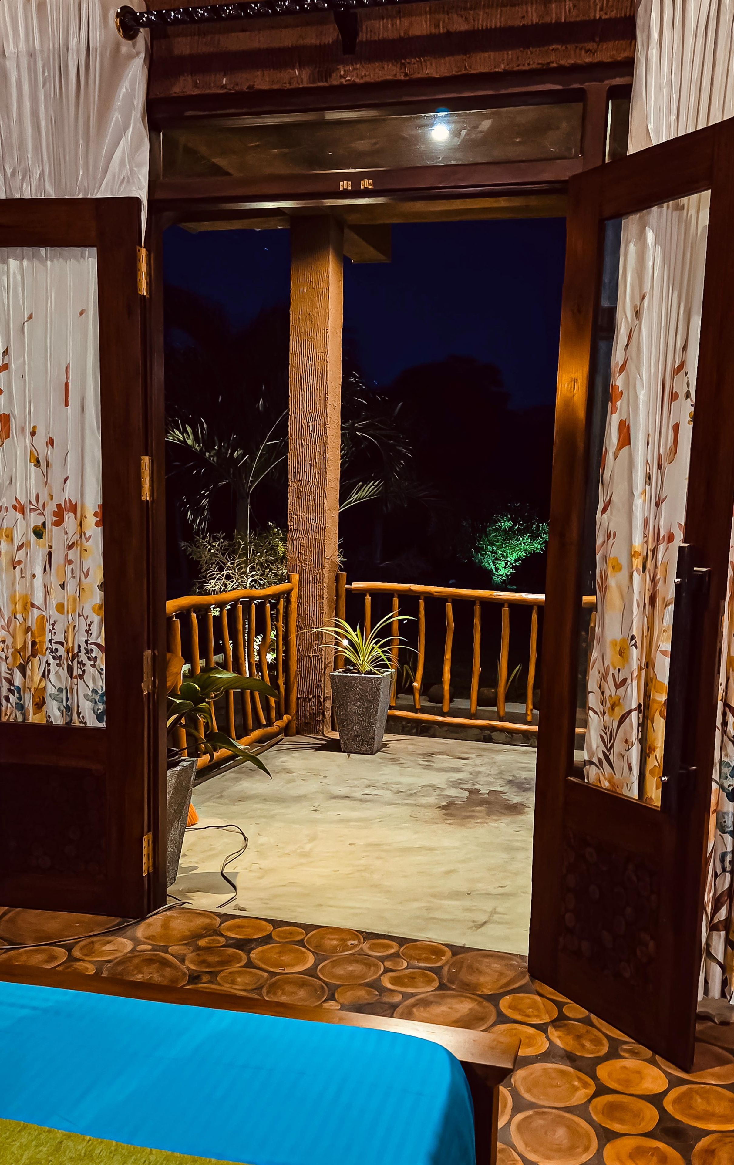 Deluxe Double Room, Balcony | Living area