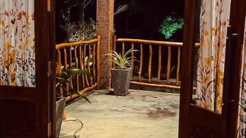 Deluxe Double Room, Balcony | Living area