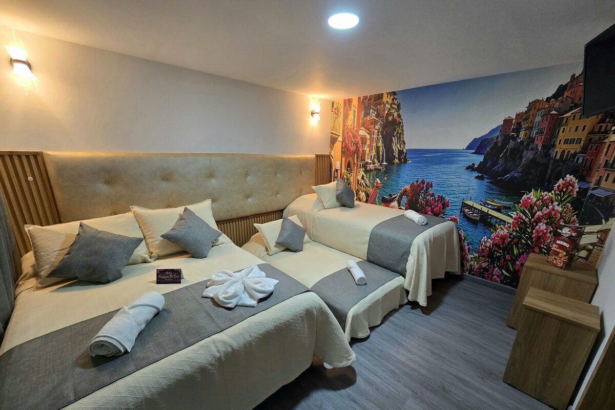 Habitación cuádruple de diseñador, varias camas, barra de apoyo en la regadera, para no fumadores