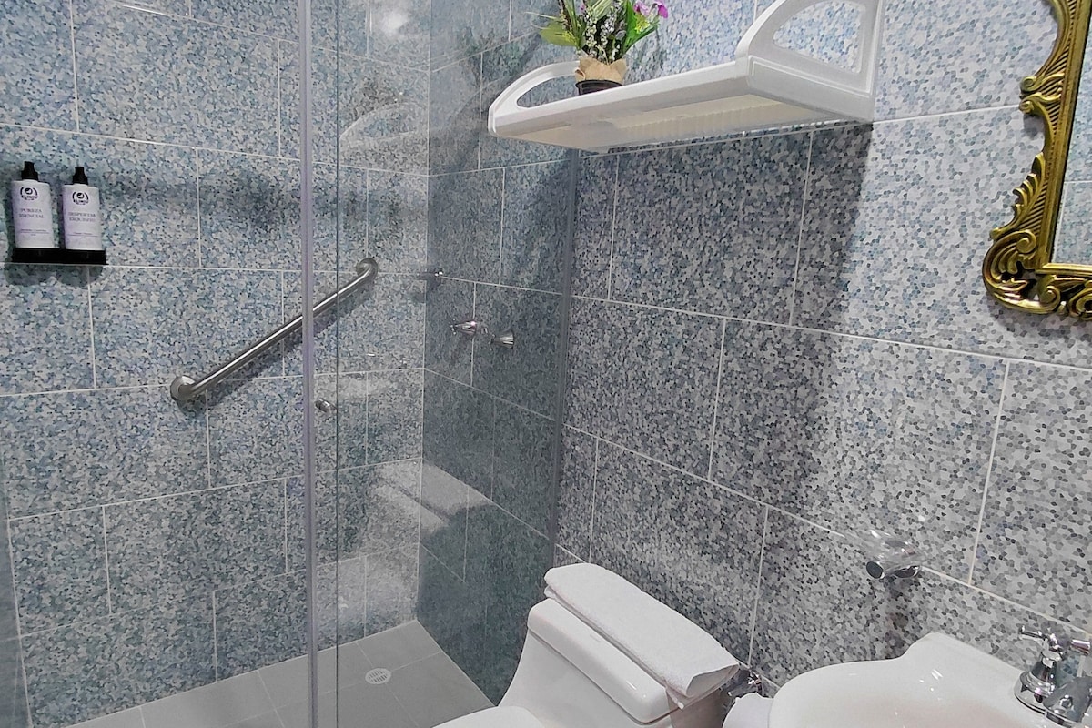 Quarto casal galeria | Banheiro | Chinelos, sabonete, shampoo, papel higiênico